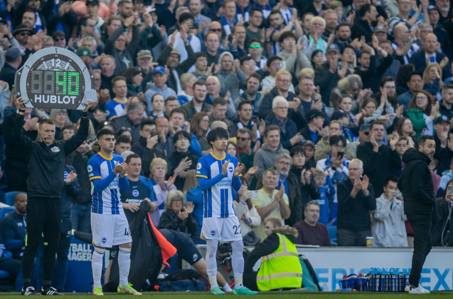 ウルブス戦後半11分から交代出場した三笘薫（隣は同じく交代出場のブオナノッテ）。先発を外れるのは約5カ月半ぶりだった　©AFLO