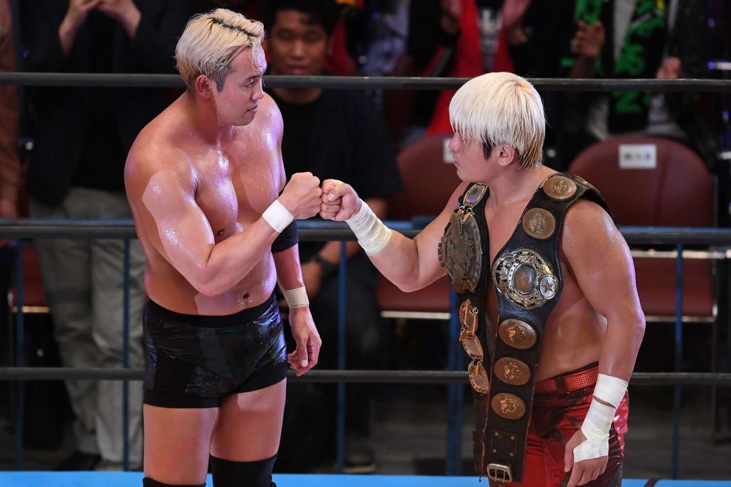 拳王とグータッチを交わすオカダ・カズチカ