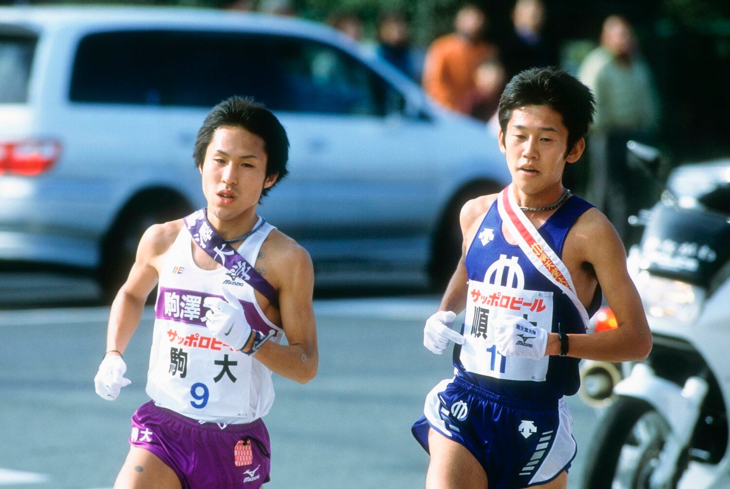 10区までもつれた2001年の箱根駅伝。駒大・高橋正仁と順大・高橋謙介のマッチレースは意外な展開に…　©フォート・キシモト