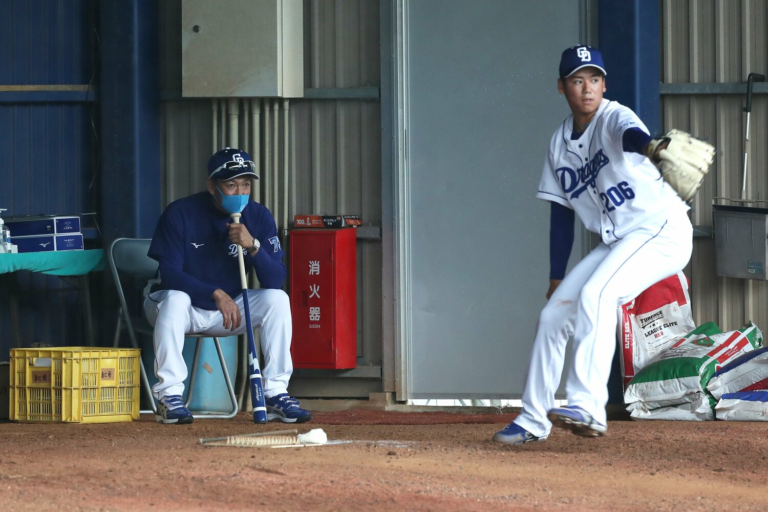 2022年の春季キャンプで立浪監督（左）が見守る中で投球練習する松木平　©︎JIJI PRESS　