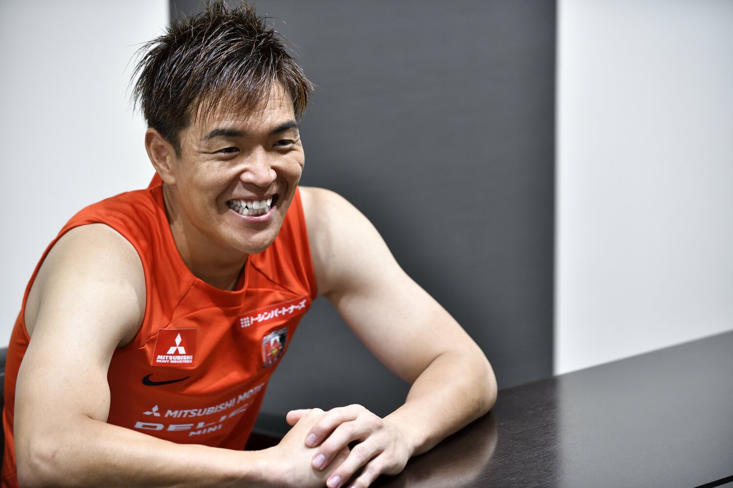 笑顔でインタビューに応じる西川周作　©Takashi Shimizu