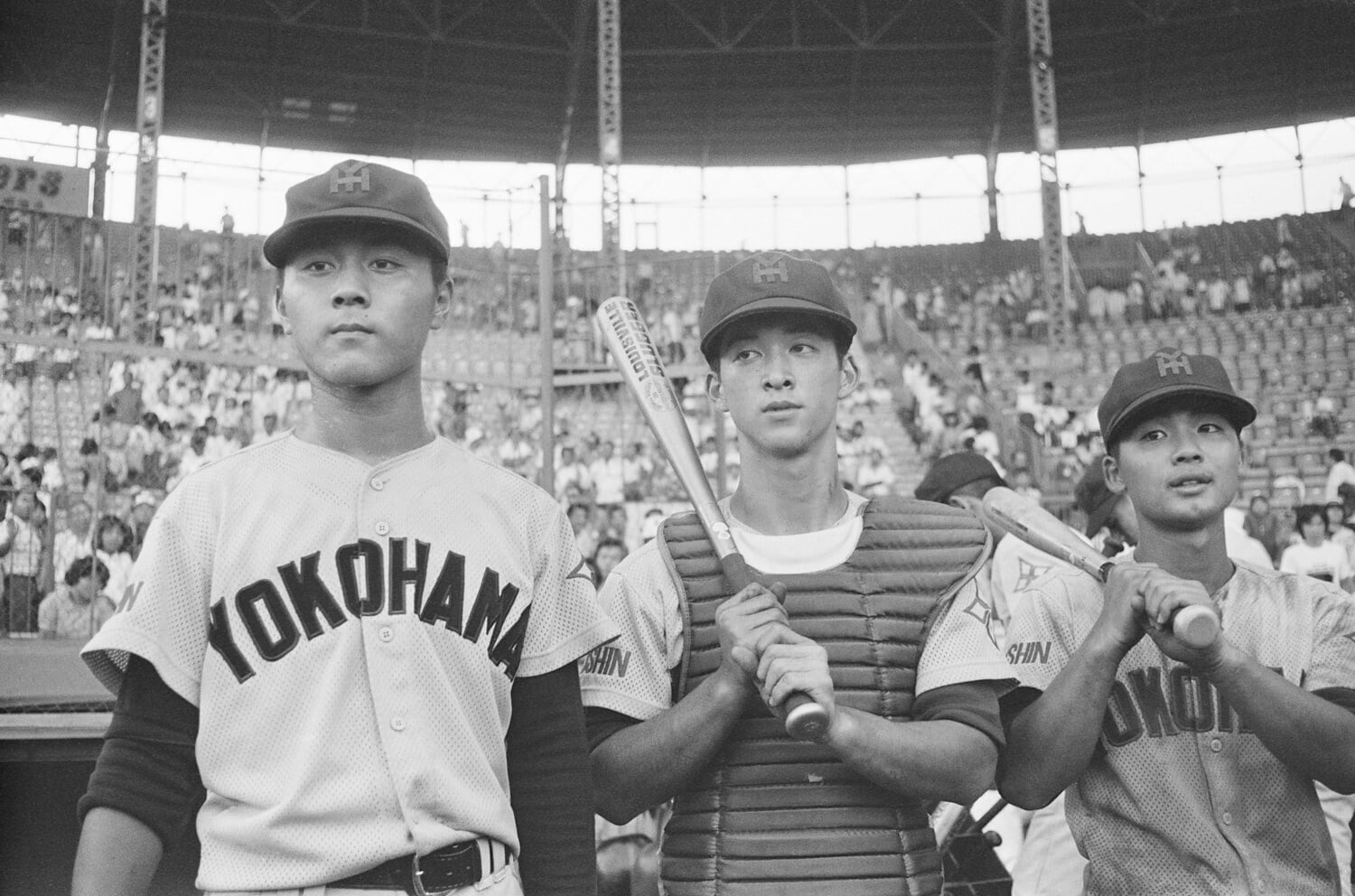 横浜高校時代の愛甲猛（写真左）。1年時から左のエースとして活躍した　©JIJI PRESS