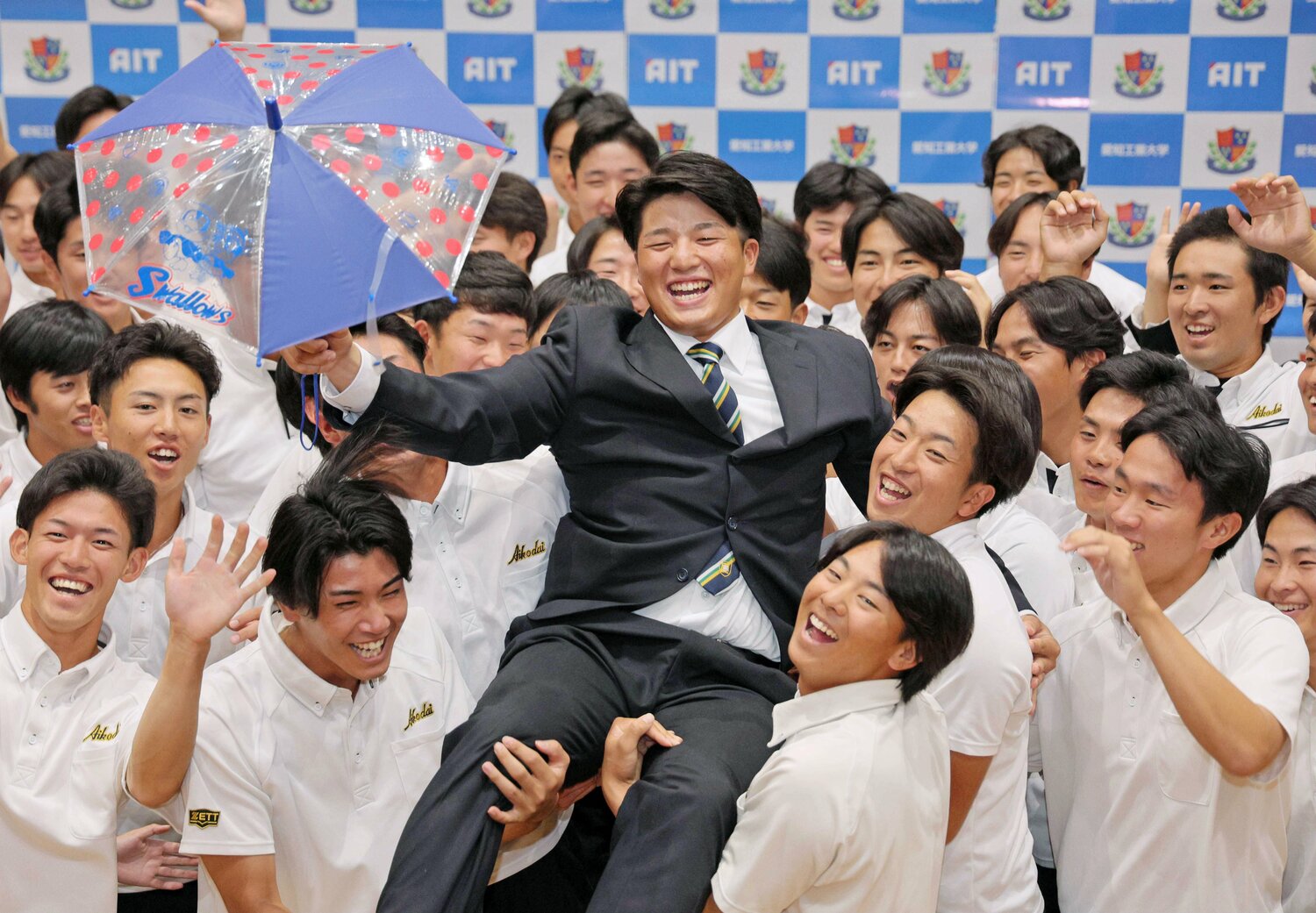 ヤクルトから1位指名を受けた右ピッチャー・中村優斗（愛知工大）。高津監督はドラフト前日に野手の1位指名をにおわせていたため、予想外の“1本釣り”だった　©JIJI PRESS