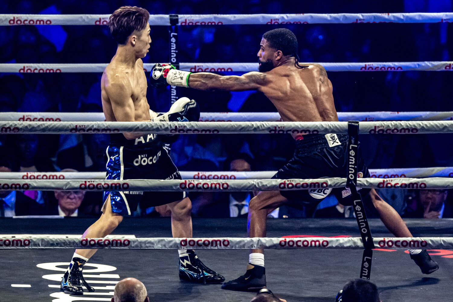 右手を下げたL字ガードでフルトンを誘い出す井上　©︎Takuya Sugiyama