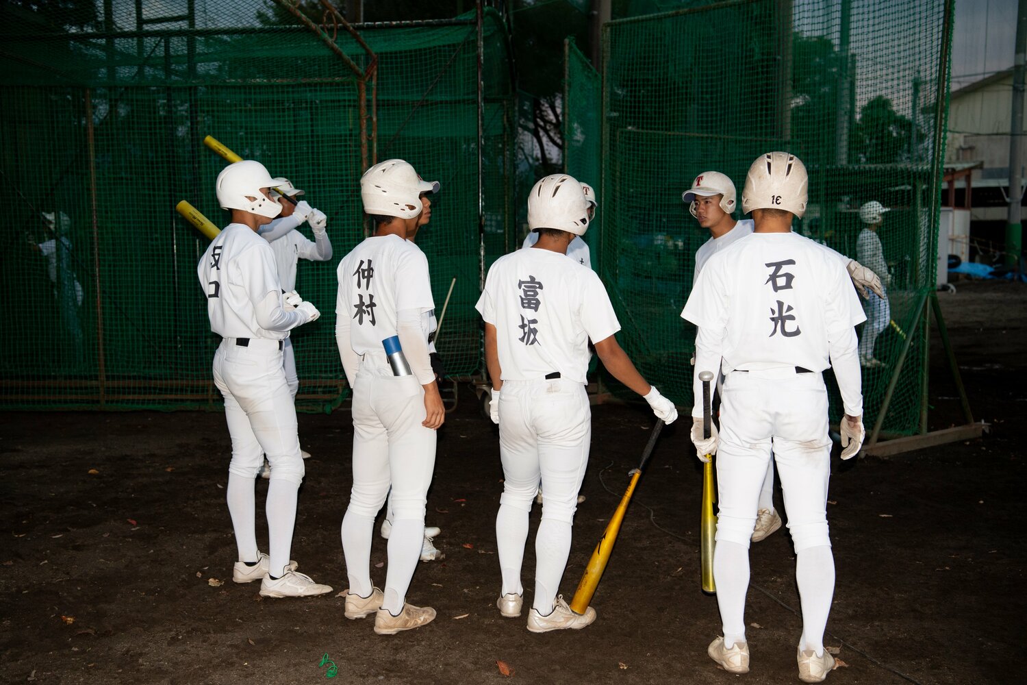 プレーについて指摘し合う選手たち ©Kota Inoue