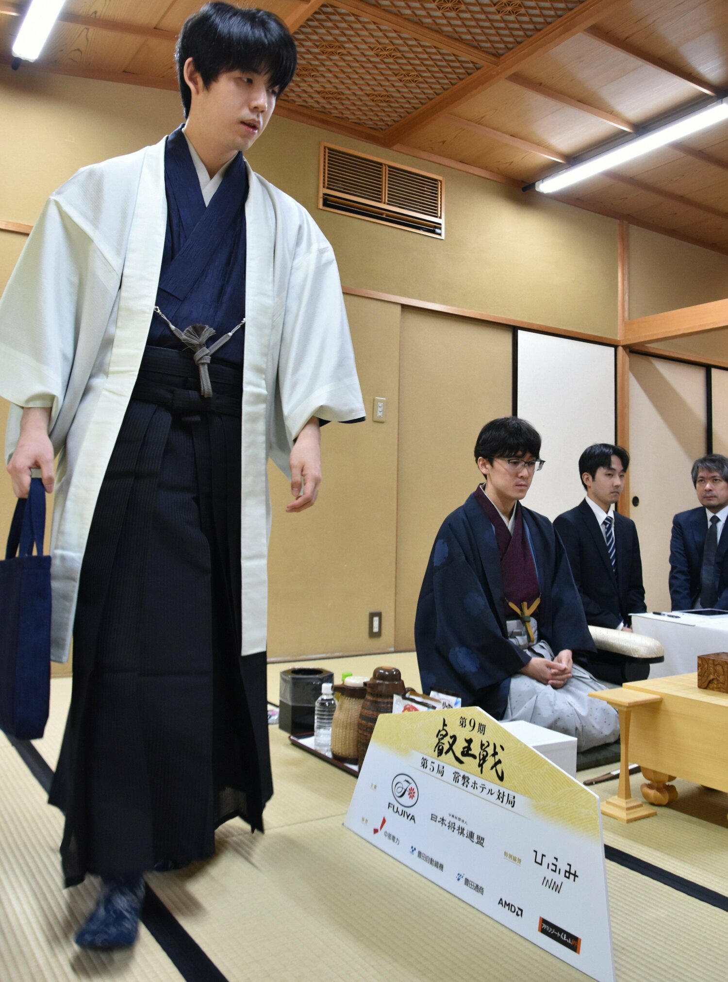 対局直前の2人　©日本将棋連盟