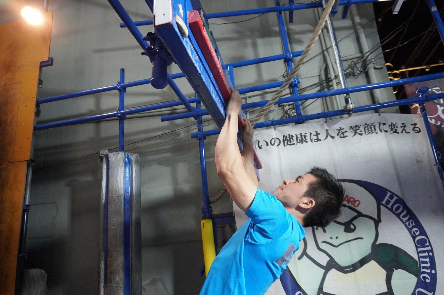 わずか3cmの突起を掴んですすむ、サードステージ名物のクリフハンガー　©NumberWeb