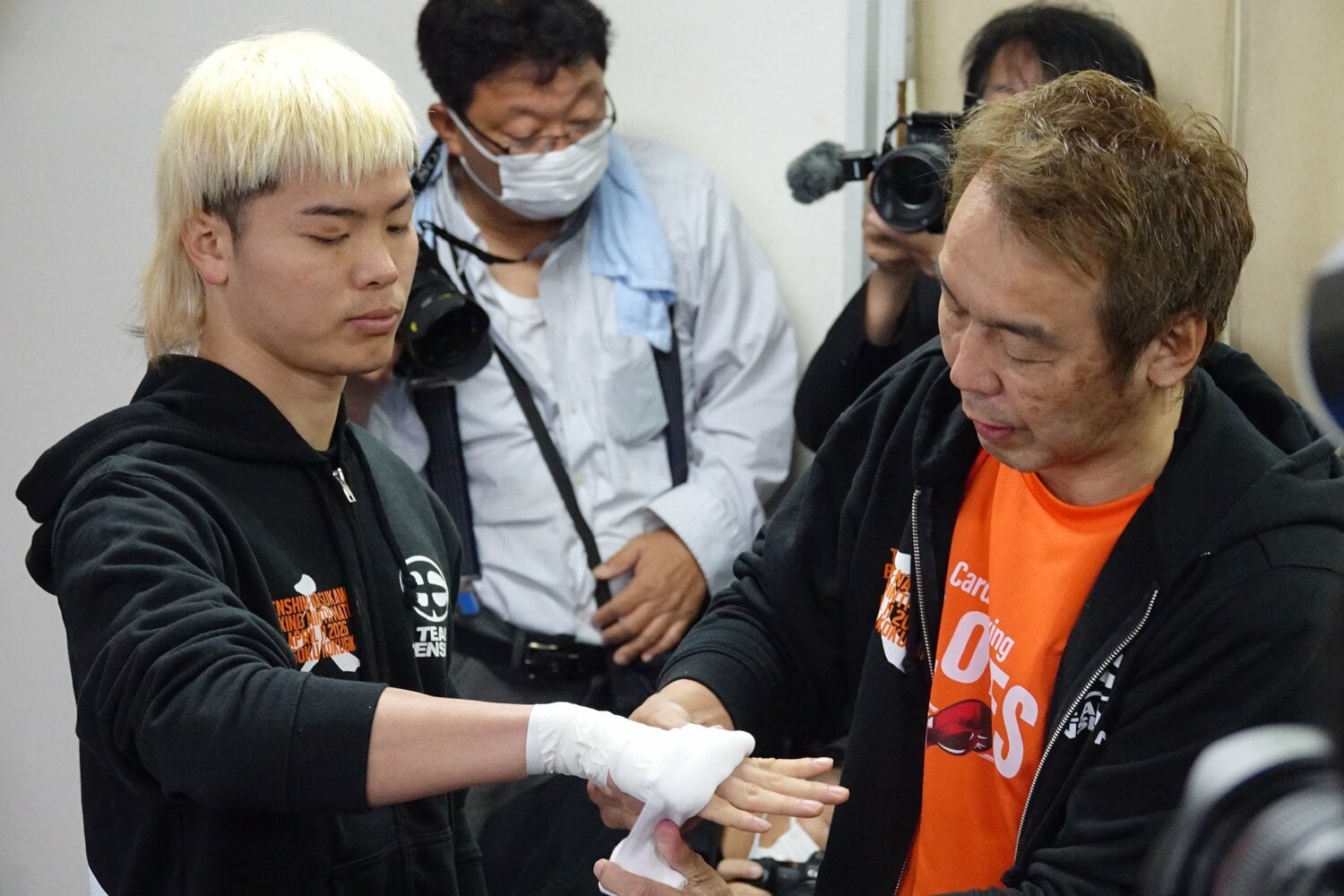 公開練習で那須川天心のバンデージを巻く葛西裕一トレーナー　©Koji Fuse