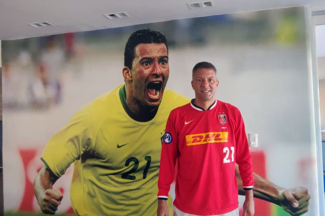 自宅の食堂にある自身の巨大パネルの前で　©Hiroaki Sawada