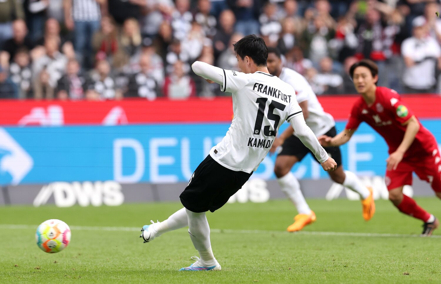 鎌田のPKキック　©Getty Images