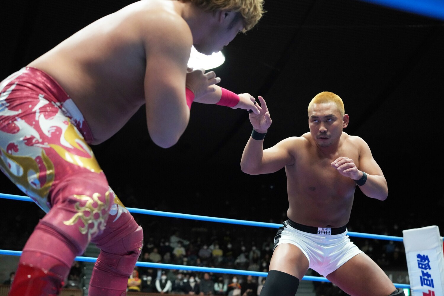 宮原健斗と対峙する中嶋勝彦。トランクスには「闘魂STYLE」の文字　©Essei Hara