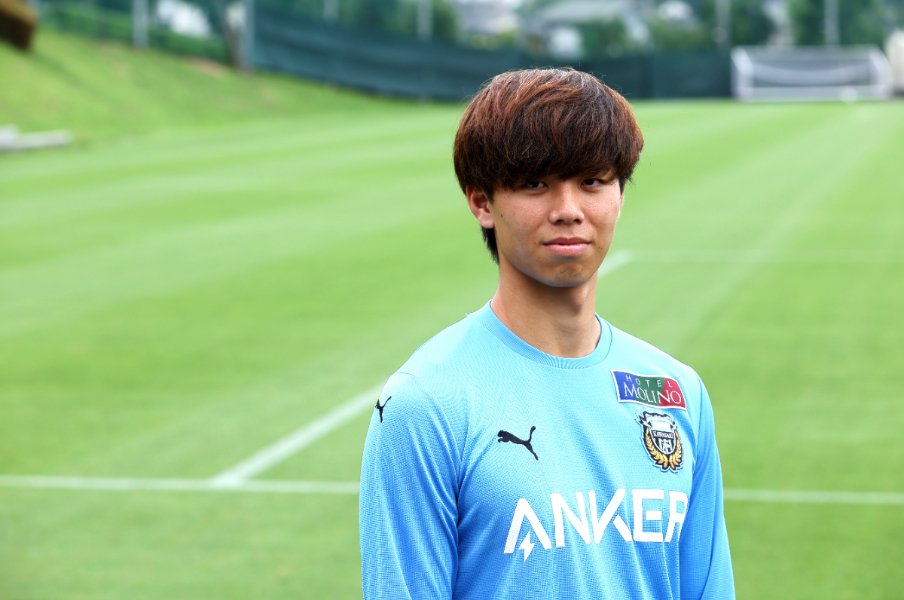 「また背が伸びてない？」パリ五輪代表“192cmの逸材CB”高井幸大19歳とは何者か？「宮本会長もイチオシ」“急成長のウラ側”を本人に聞いた＜Number Web＞ photograph by Shigeki Yamamoto