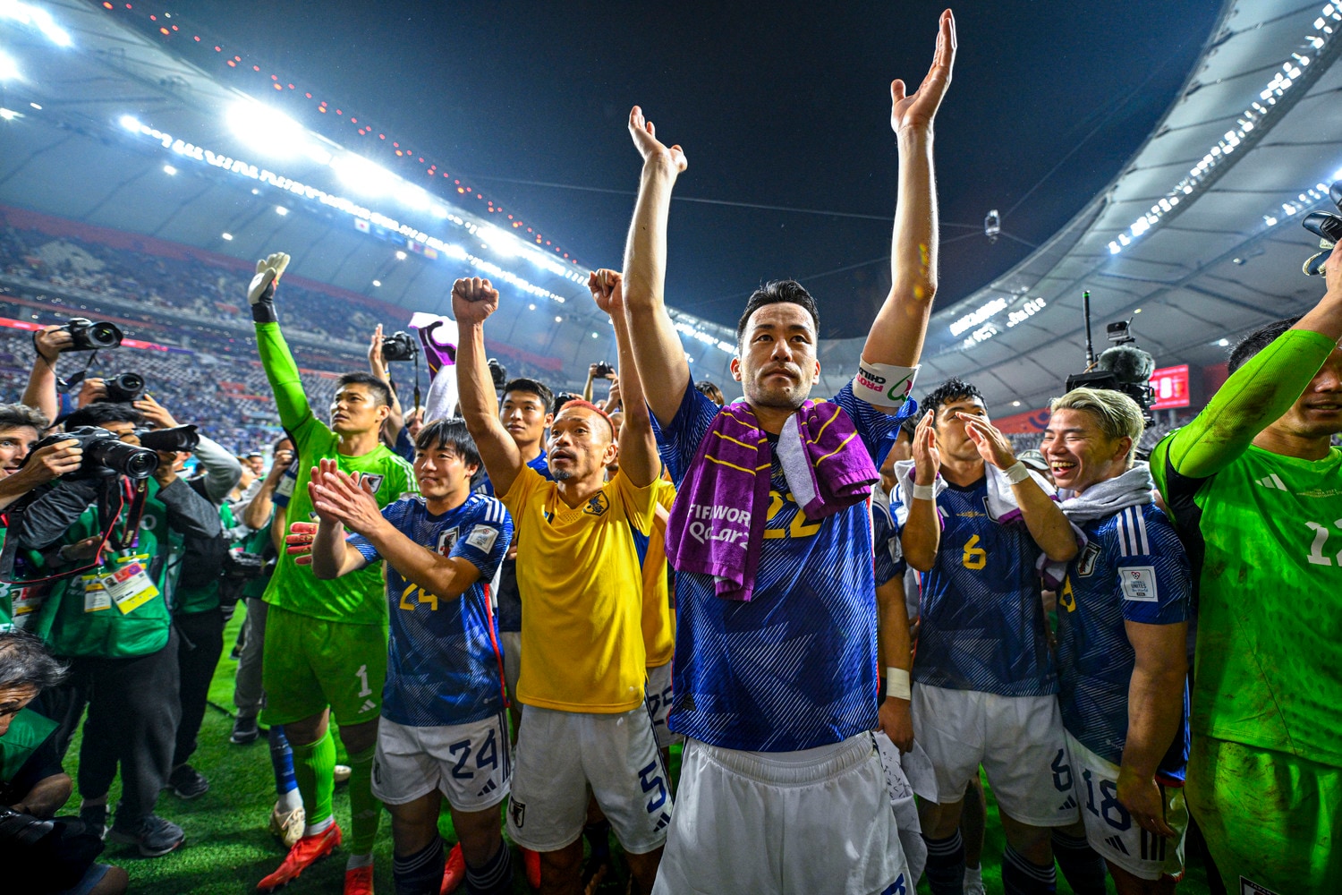 逆転勝利でグループリーグ突破を決め、スタンドに挨拶する吉田麻也ら ©Takuya Sugiyama/JMPA