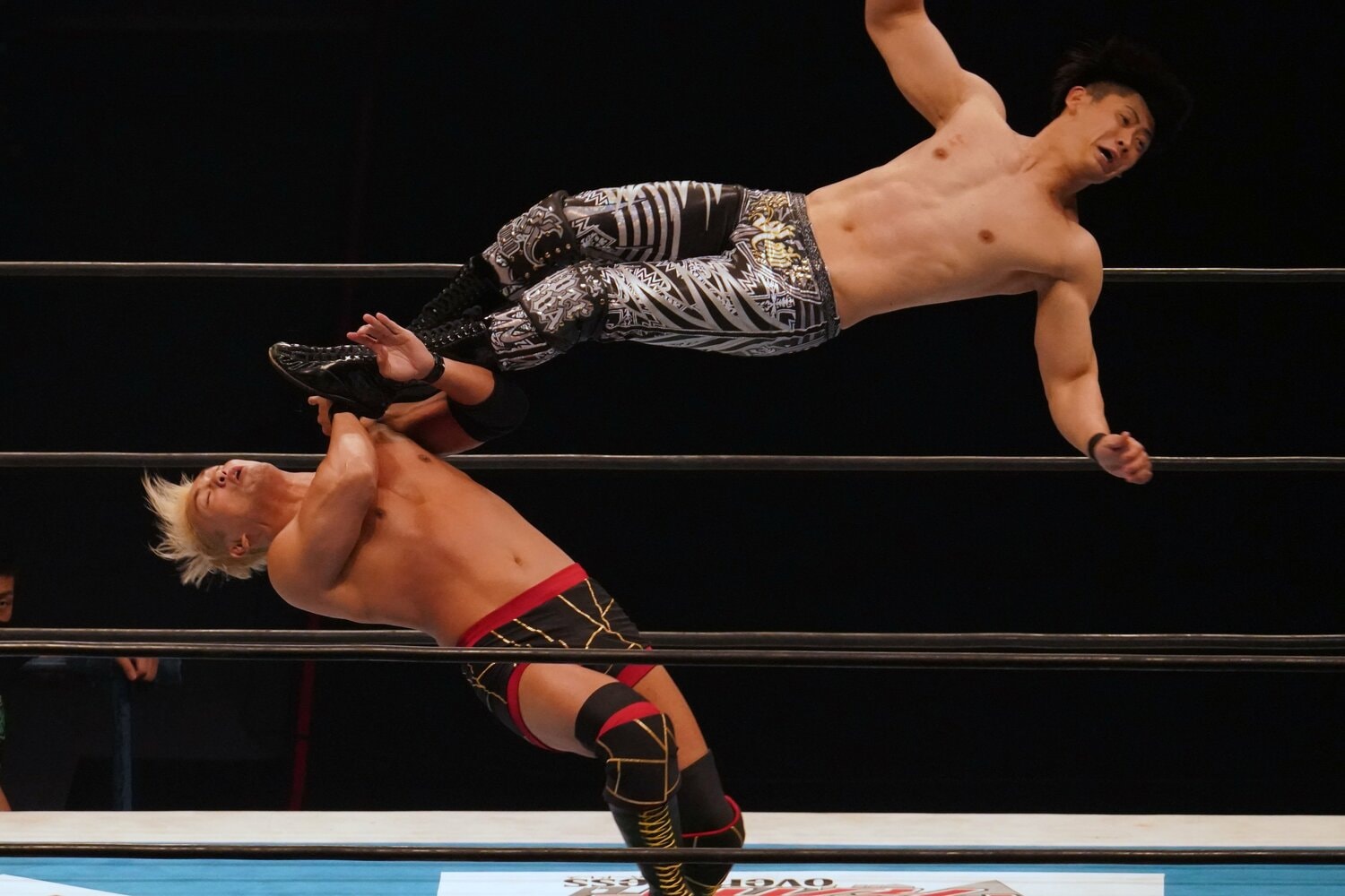 オカダ・カズチカのお株を奪うかのような高打点のドロップキックを放つ清宮海斗