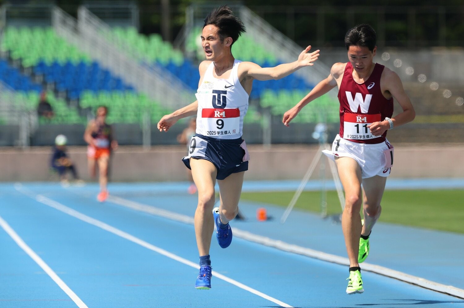 日本学生陸上競技個人選手権5000mでフィニッシュする松井海斗（左）　©AFLO
