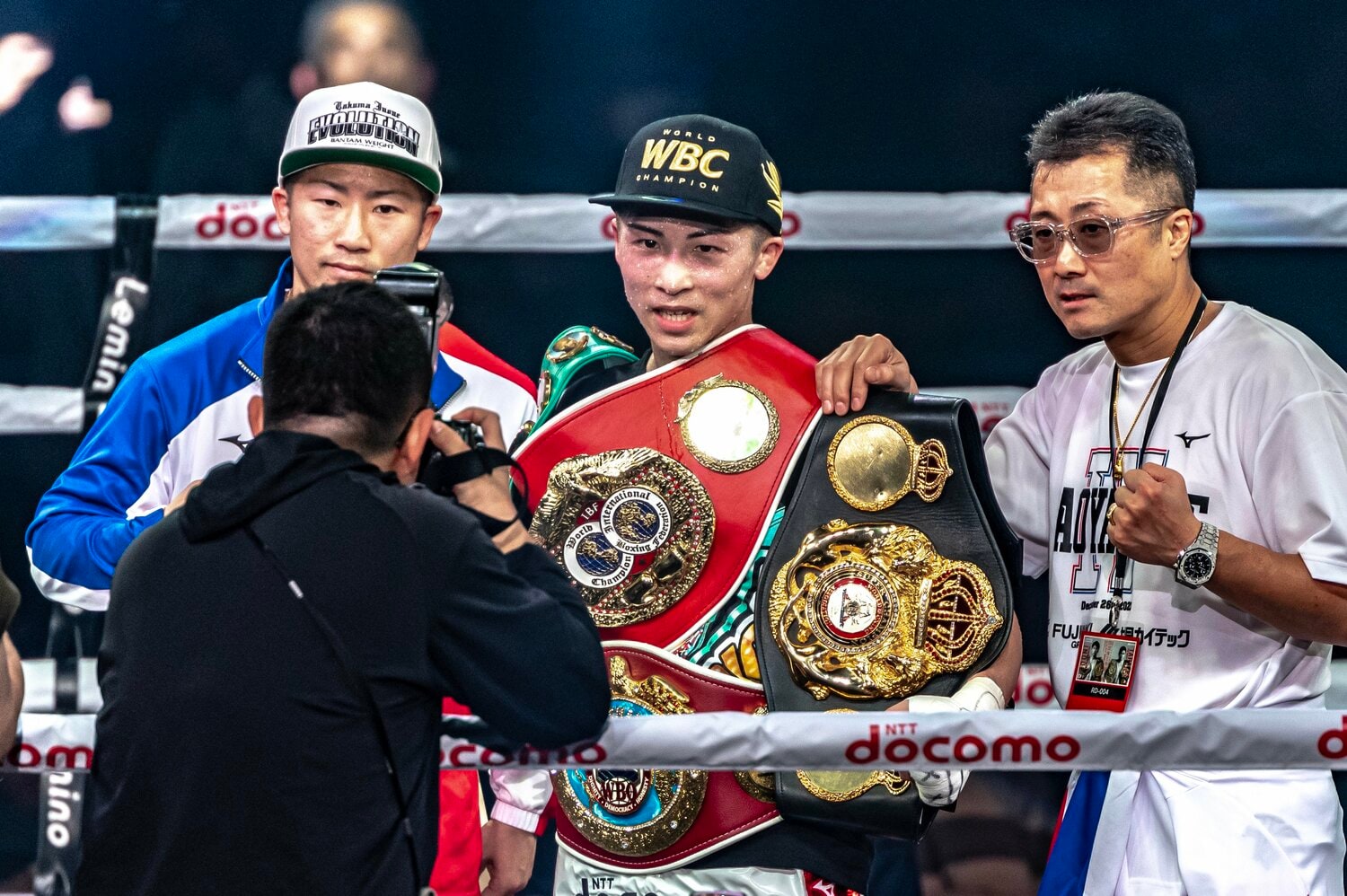 タパレス戦勝利後の父・真吾トレーナー、井上尚弥、弟・拓真　©Takuya Sugiyama