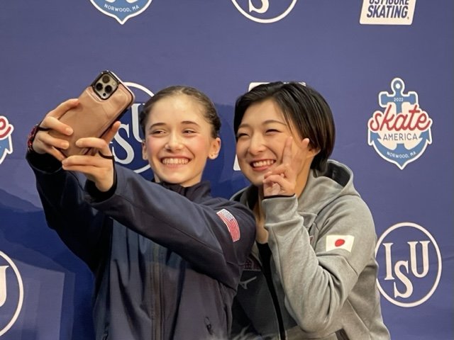 会見後に笑顔でレヴィットとセルフィーを撮る坂本　©Akiko Tamura