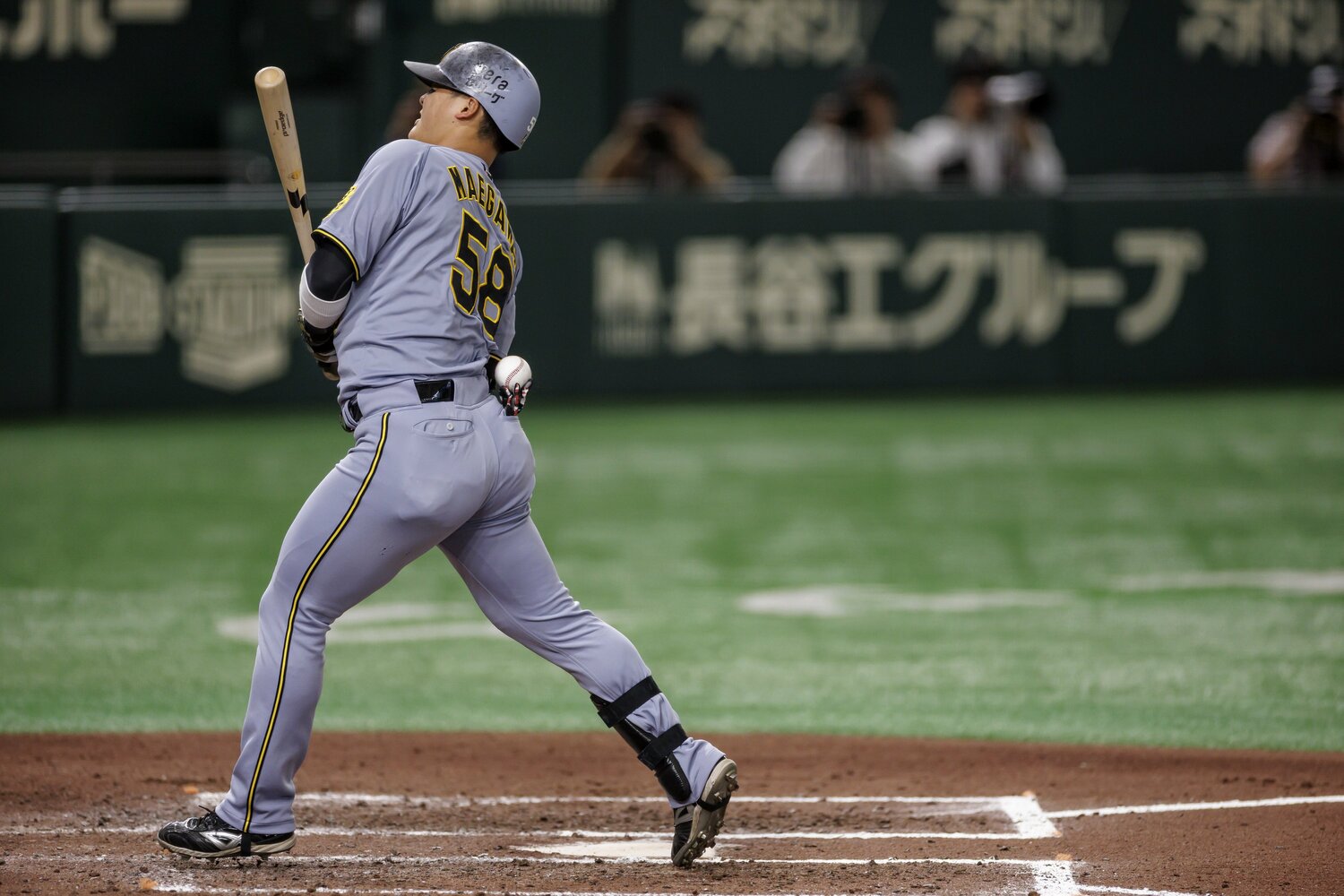 4月5日、デッドボールに顔を歪める前川 ©︎Kiichi Matsumoto