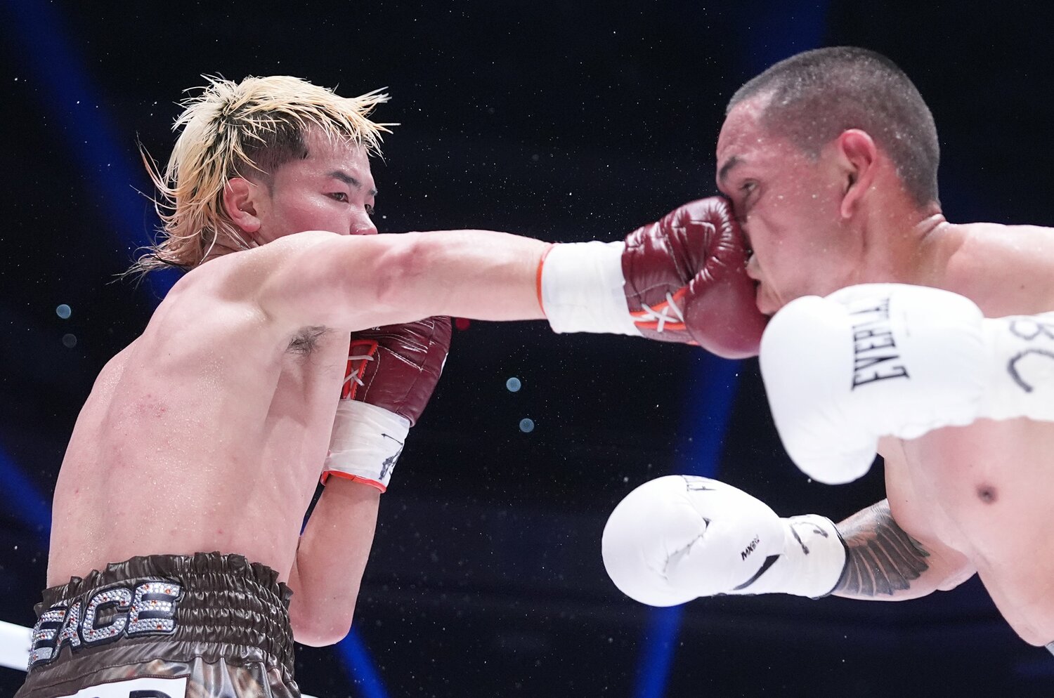 右ジャブでエストラーダの前進を止める那須川天心　©Naoki Fukuda