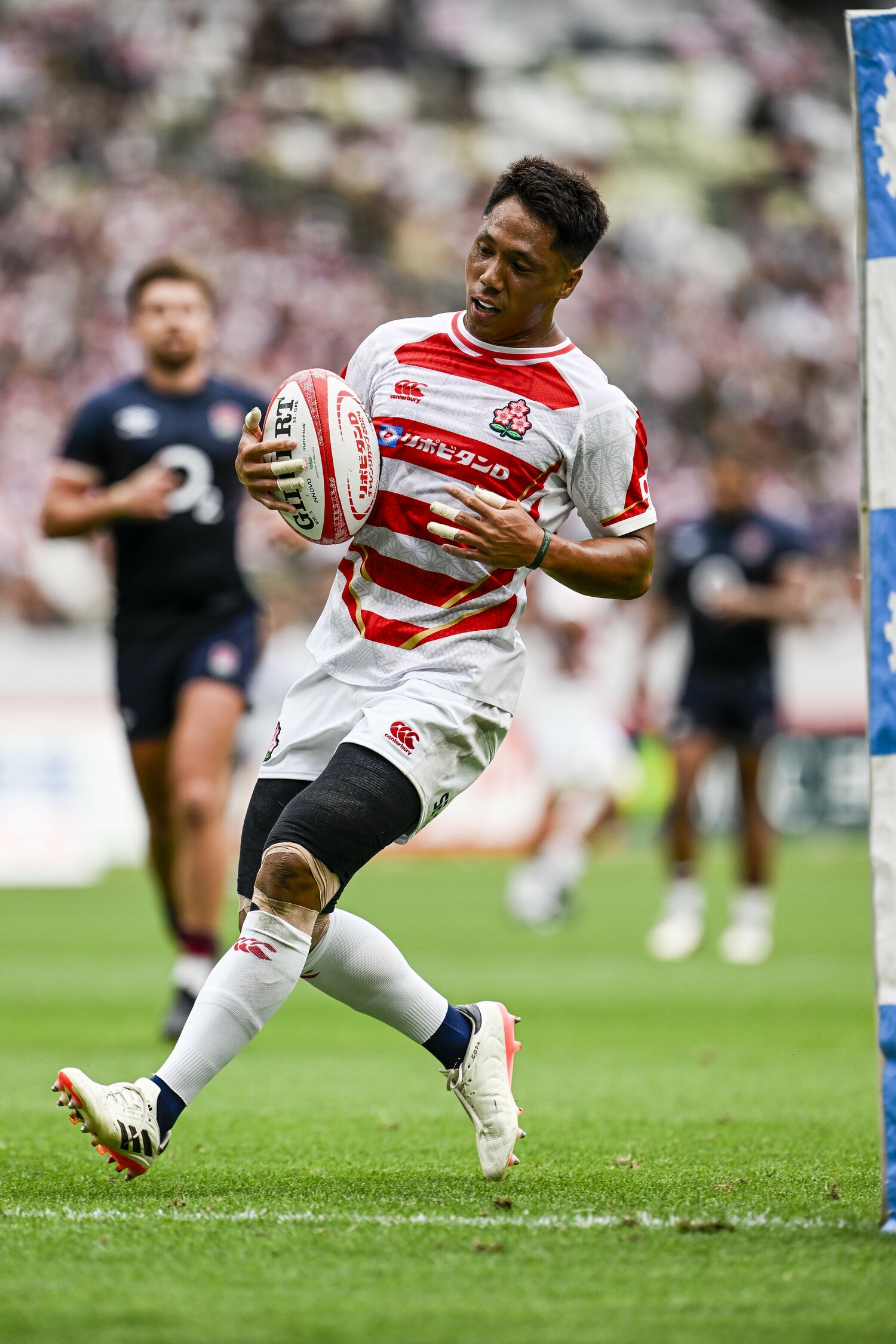 苦戦のイングランド戦でトライを決めた山沢　©Asami Enomoto