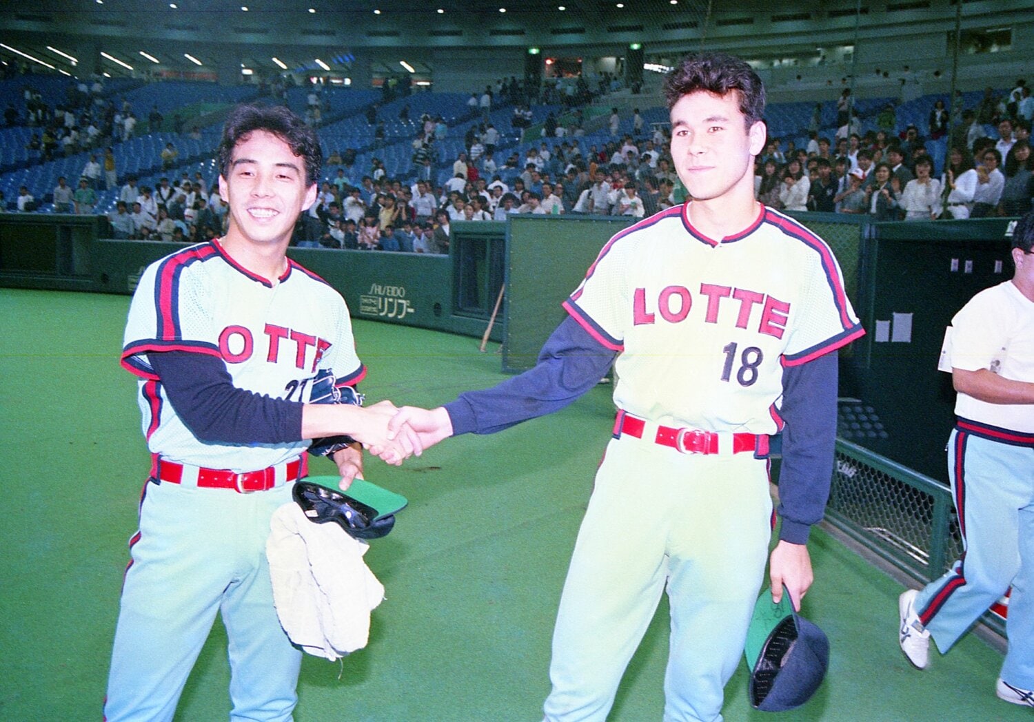 ルーキー時代の伊良部（右）と牛島（1988年撮影）　©︎Sankei Shimbun