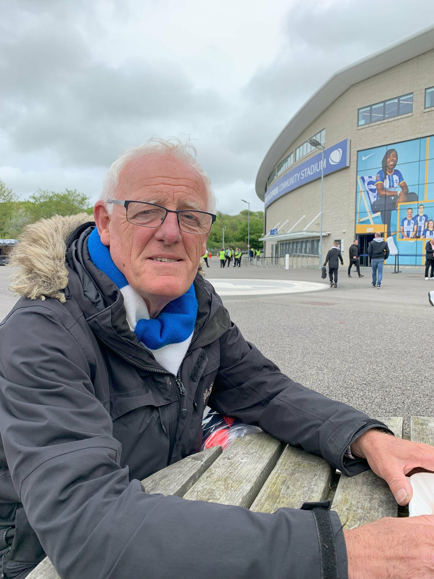 スタジアム周辺にはまさに“生き字引”のようなファンも　©Yoichi Igawa　