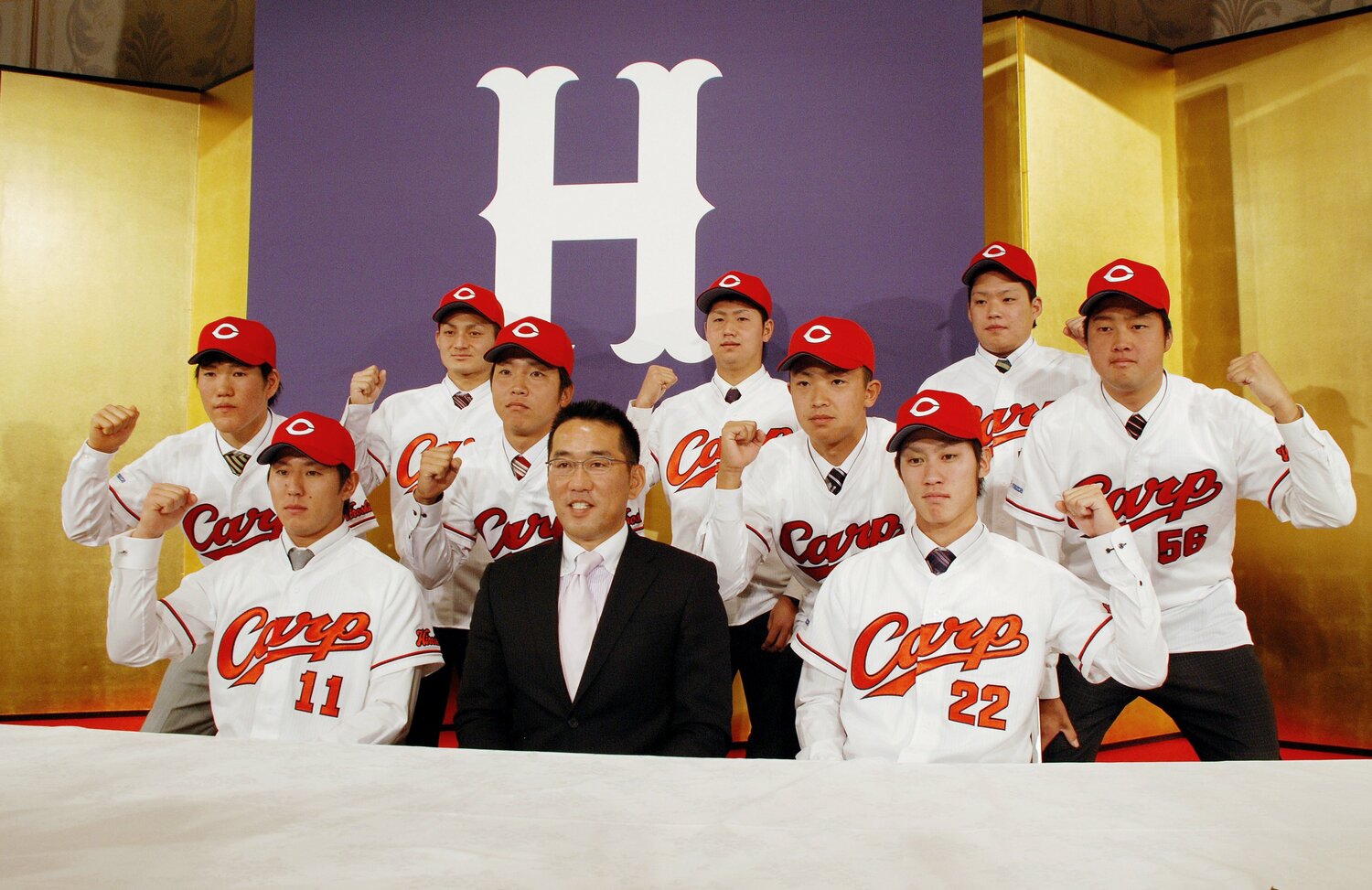 2010年の入団会見にて臨む中崎（右端）。磯村嘉孝（左端）の引退により、同期はいすべていなくなった　©JIJI PRESS