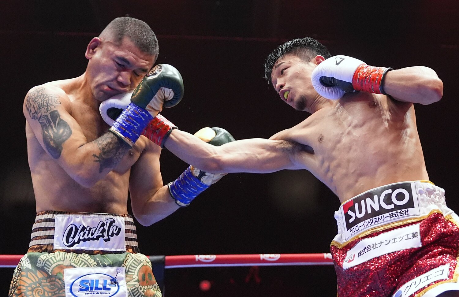 遠い距離から的確にパンチをヒットさせる中谷潤人　©Naoki Fukuda