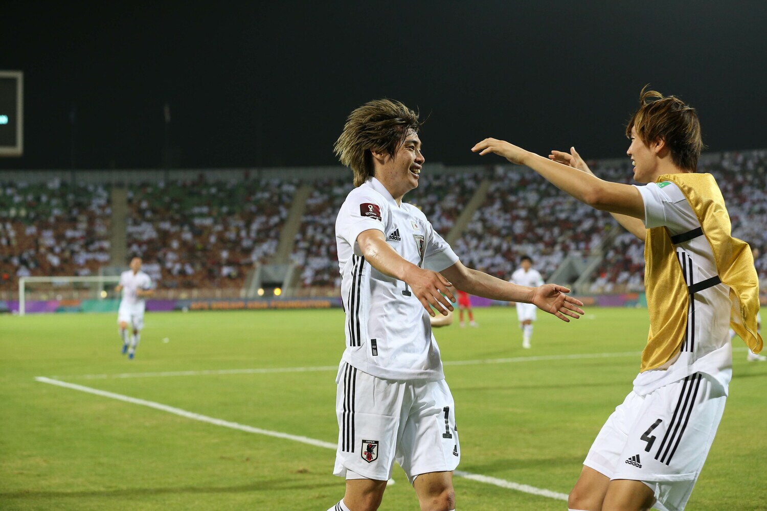 先制点に喜び合う伊東純也と板倉滉。スタジアムにはすでに諦めムードが漂っていた　©JFA