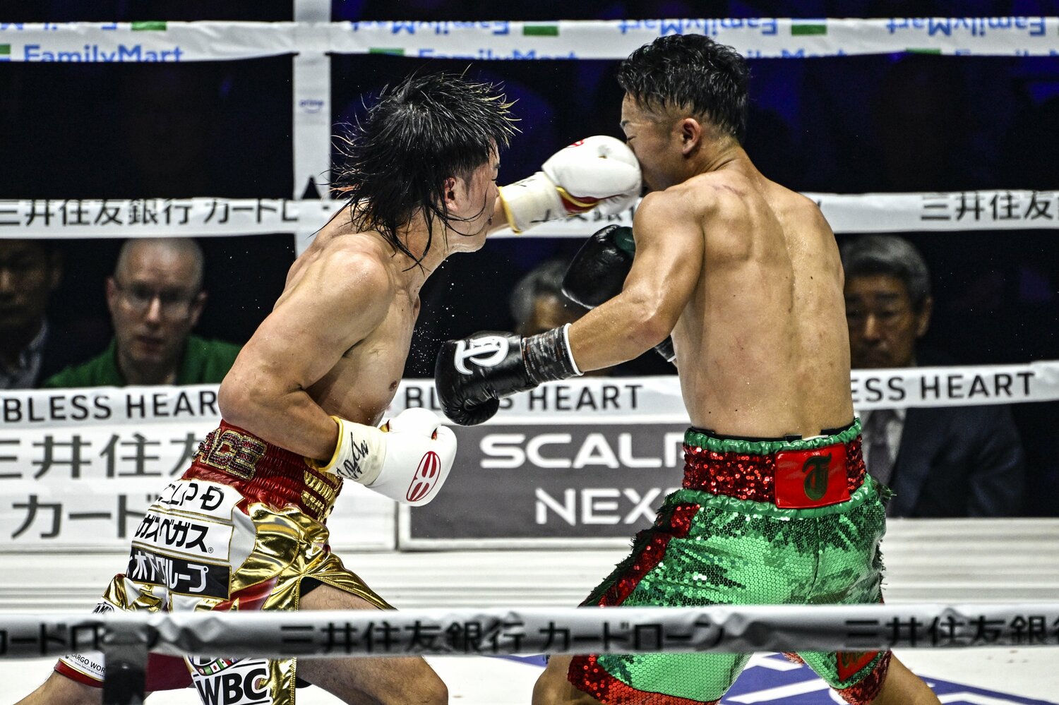 7ラウンドで那須川天心の左ストレートが井上拓真をとらえダウンを奪った瞬間(全2枚の1枚目)©️Takuya Sugiyama