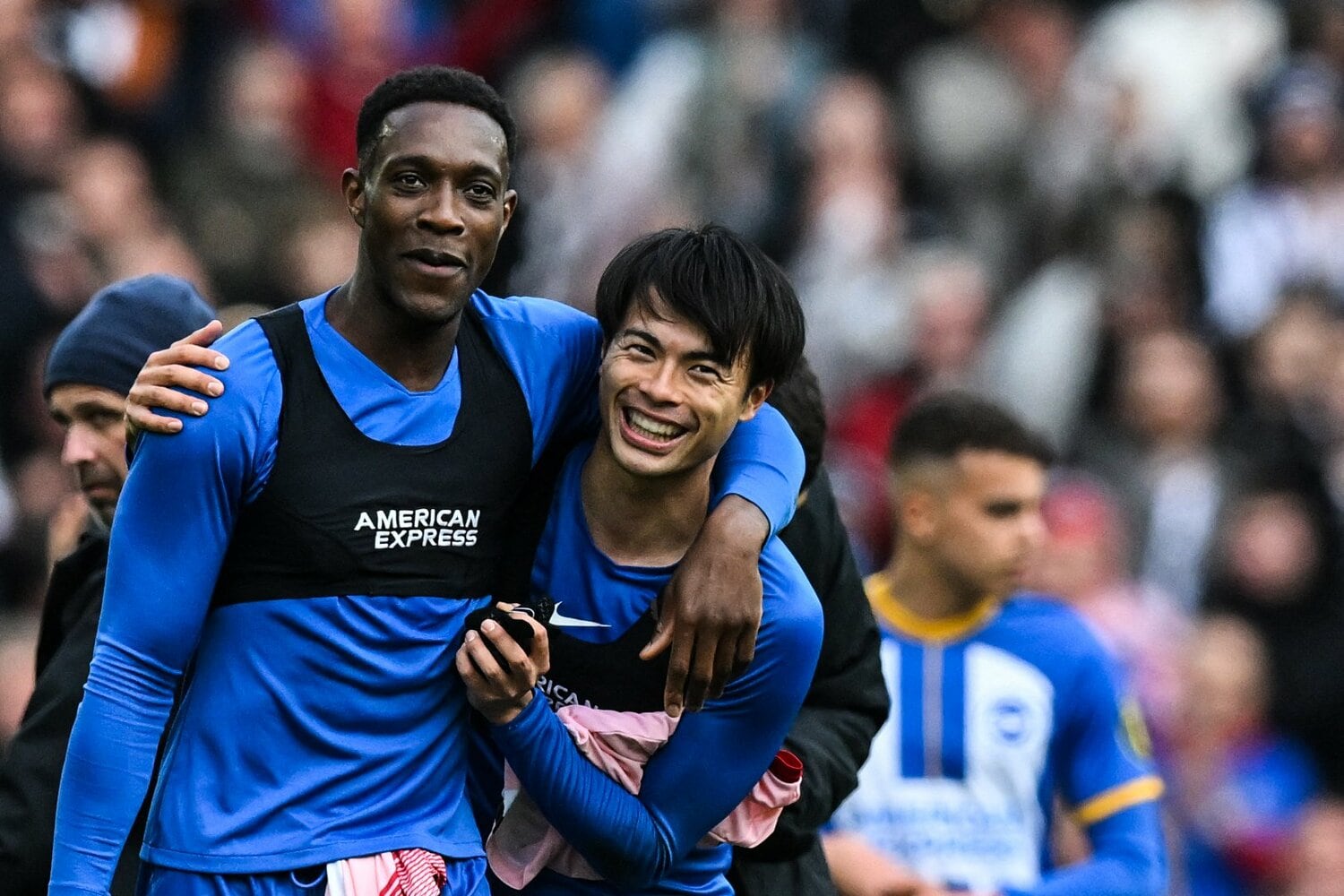 4年ぶりのFAカップベスト4を決め、チームメイトのダニー・ウェルベックが三笘に歩み寄り祝福　©AFLO