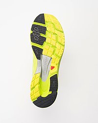 サロモン独自のソールが都会の舗装路からちょっとしたダートまで、さらにはドライからウェットまで、状況に左右されないグリップ力を発揮。ランナーを確実に進めるトラクションが素晴らしい。