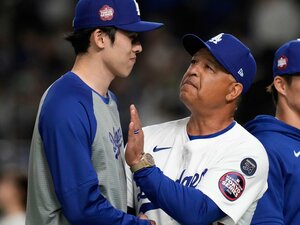 ロバーツ監督「ロウキは感情を出すようになった」なぜ佐々木朗希23歳の評価が“激変”した？ じつは“かなり辛口”だった指揮官と佐々木がハグするまで