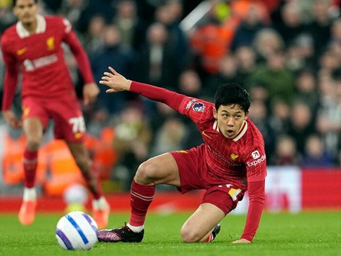 「エンドウ不要論」リバプールサポが手のひら返し…遠藤航プレミア優勝「ワタとは少なくともあと2年」日本人記者が“世界最強DF”から聞いた信頼＜Number Web＞ photograph by AP/AFLO