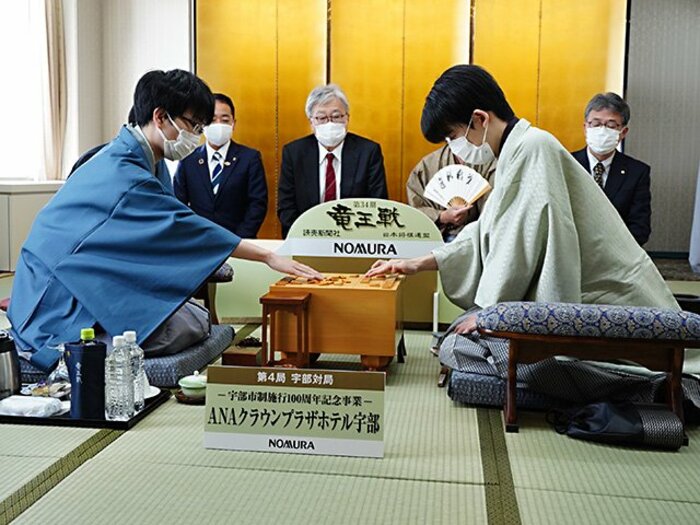 藤井聡太“竜王”の優勝賞金4400万円、羽生善治“七冠”時は総額1億6500万円、無冠の今は?〈意外と知らない棋士の収入事情〉<Number Web> photograph by 日本将棋連盟