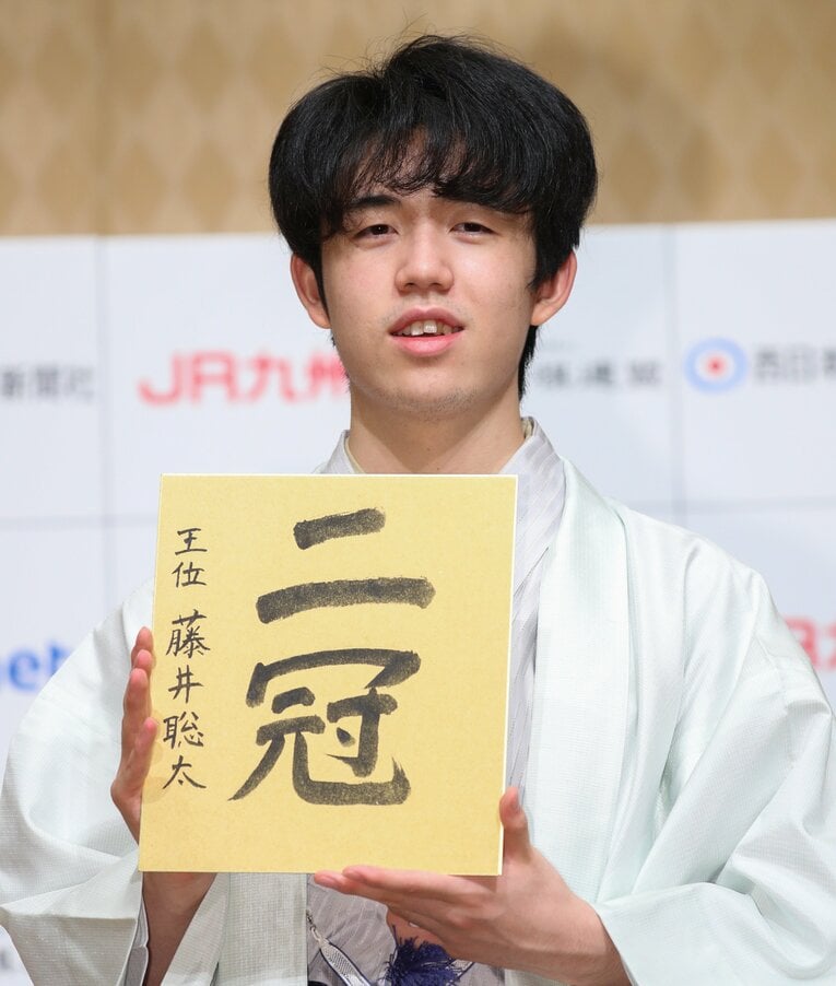 二冠獲得時の藤井聡太（2020年）　©JIJI PRESS
