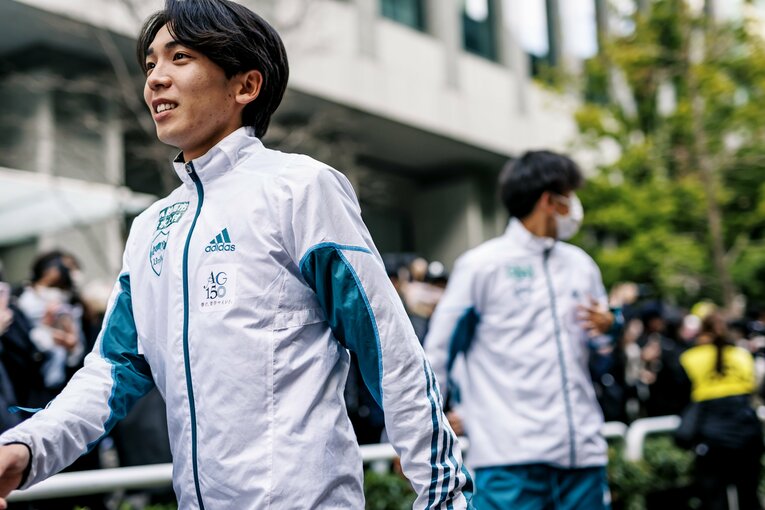 復路ゴールでアンカー・小河原を出迎える鶴川正也　©Kiichi Matsumoto