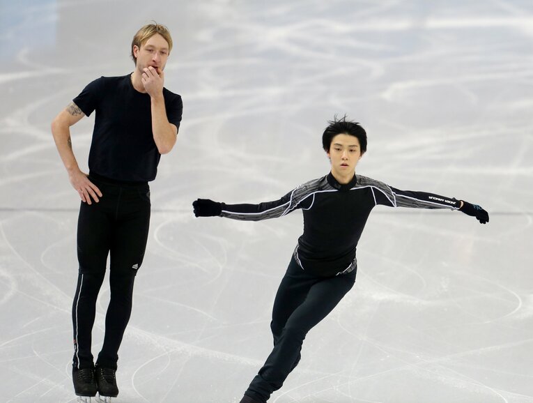 2010年ソチ五輪での羽生結弦とプルシェンコ　©JIJI PRESS
