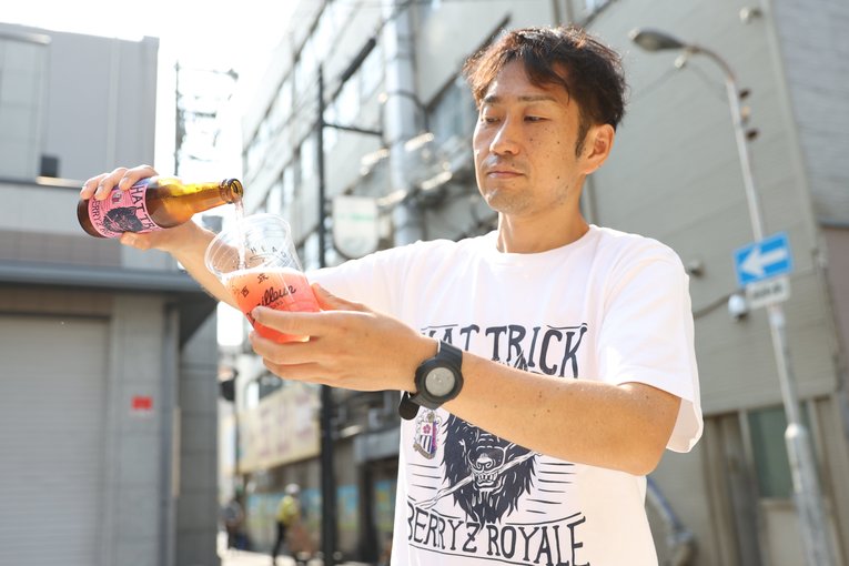 ビールを注ぐ山崎さん