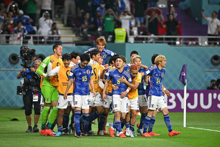 ドイツ戦のゴール後、堂安の近くで祝福する長友　©Takuya Kaneko/JMPA