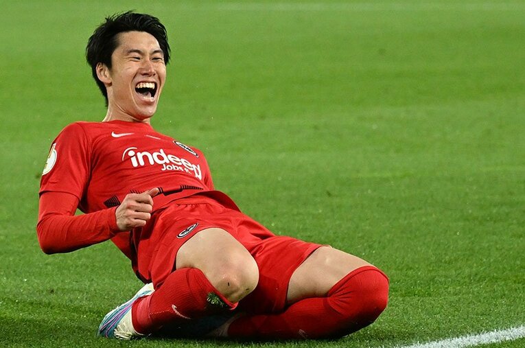 様々な移籍先が噂される鎌田大地。本田圭佑以来となる「ロッソネロの日本人プレーメーカー」誕生となるのか ／ photograph by Fantasista/Getty Images