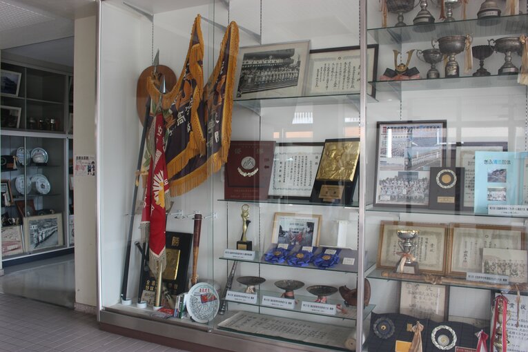 箕島高校の校舎玄関。甲子園の優勝旗や盾があり、野球部の栄光を感じさせた　©NumberWeb