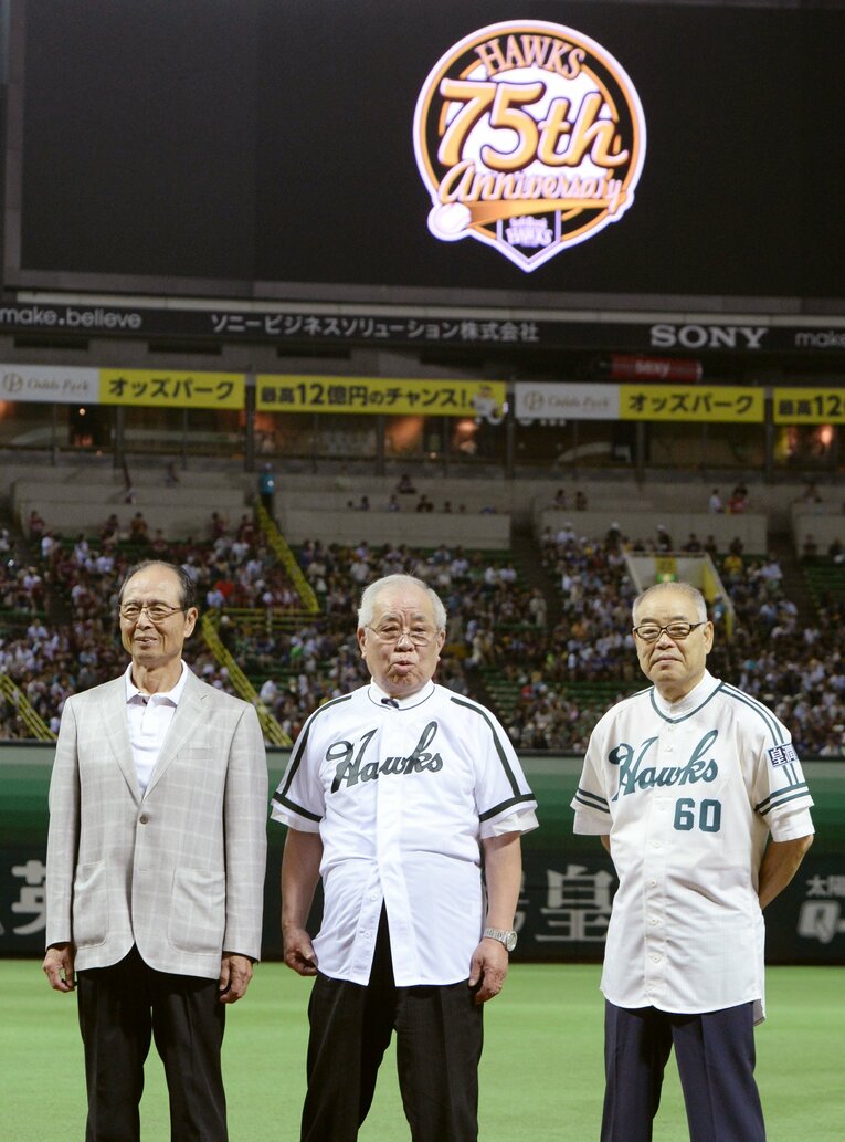2013年8月、「LEGEND HAWKS」のセレモニーで。右から門田博光、野村克也、王貞治 ©KYODO