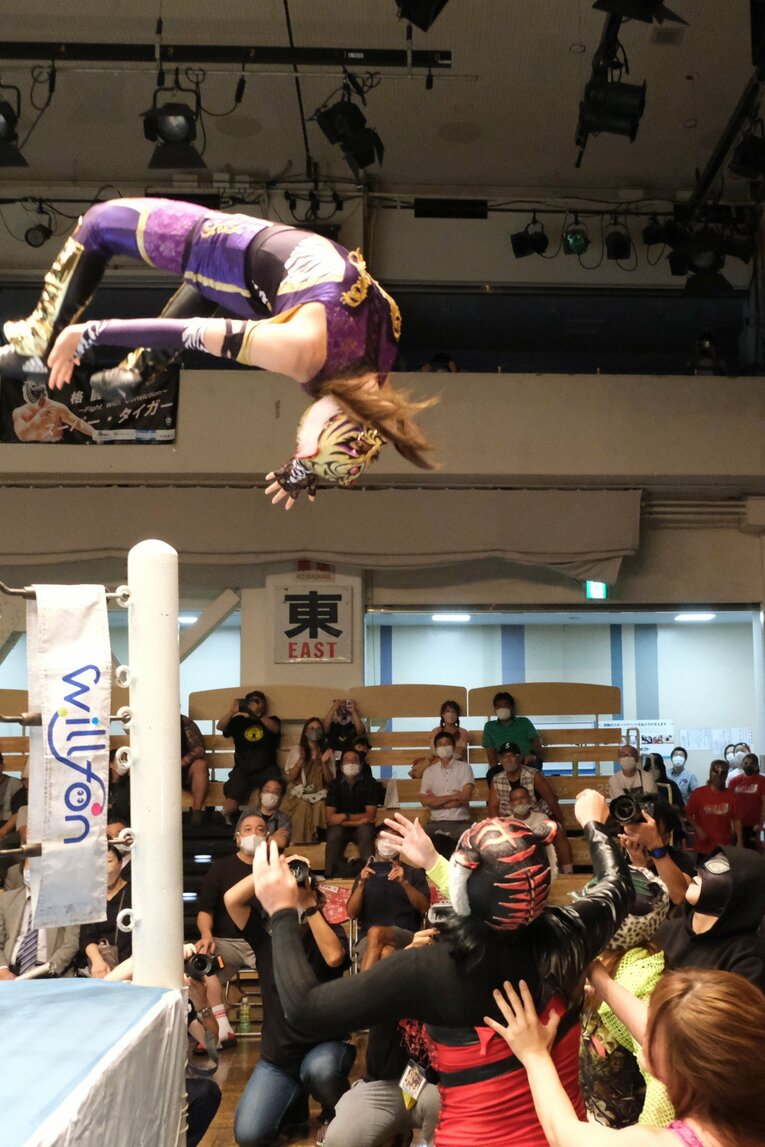 タイガー・クイーンを激怒させた“ヒール殺法”…乱入に凶器攻撃、待望のライバルは何でもありの“闇の軍団”？(55)