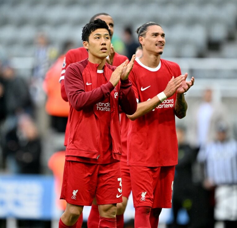 ヌニェス（右）の劇的2ゴールで勝利したニューカッスル戦。試合後にアウェイサポーターのもとへ　©Getty Images