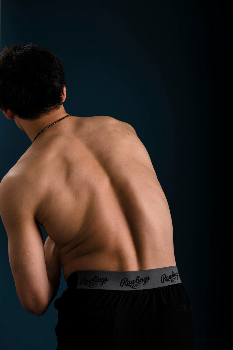 Number1066号「筋肉特集」に登場したオリックス山崎颯一郎（24歳）。自慢の部位は「肩周り」とのこと　©︎Kurashina Naohiro