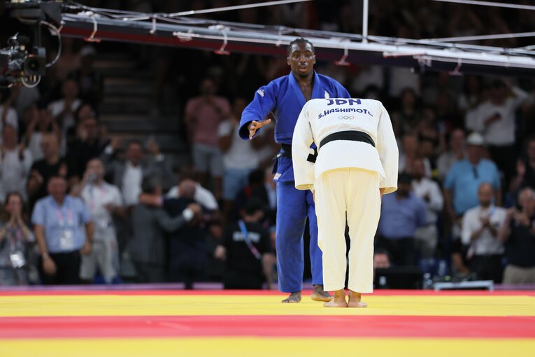 試合終了し一礼する橋本　©Kaoru Watanabe/JMPA