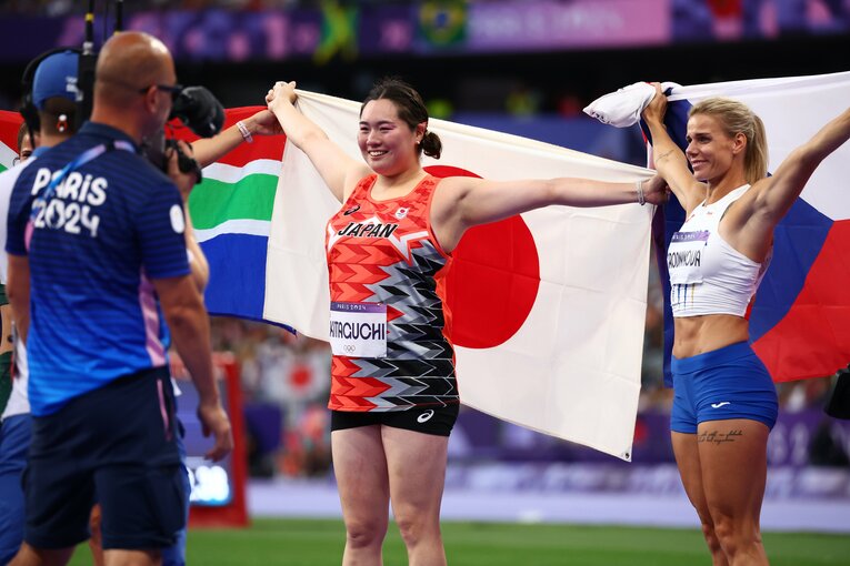 日の丸を掲げる北口榛花　©Ryosuke Menju/JMPA