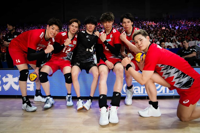 石川祐希、高橋藍、小川智大、小野寺太志、山内晶大、西田有志（VNLドイツ戦）　©︎Volleyball World