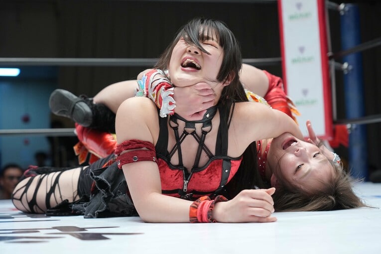 拷問技で古沢稀杏を攻めるSareee　©Essei Hara